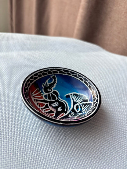 Blue and red hand-painted safari ashtray detail
